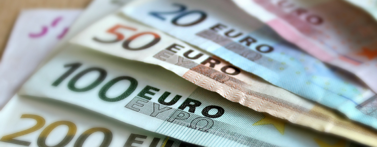 You are currently viewing Kurs euro i kurs dolara oraz jego wpływ na ceny ładowaczy czołowych